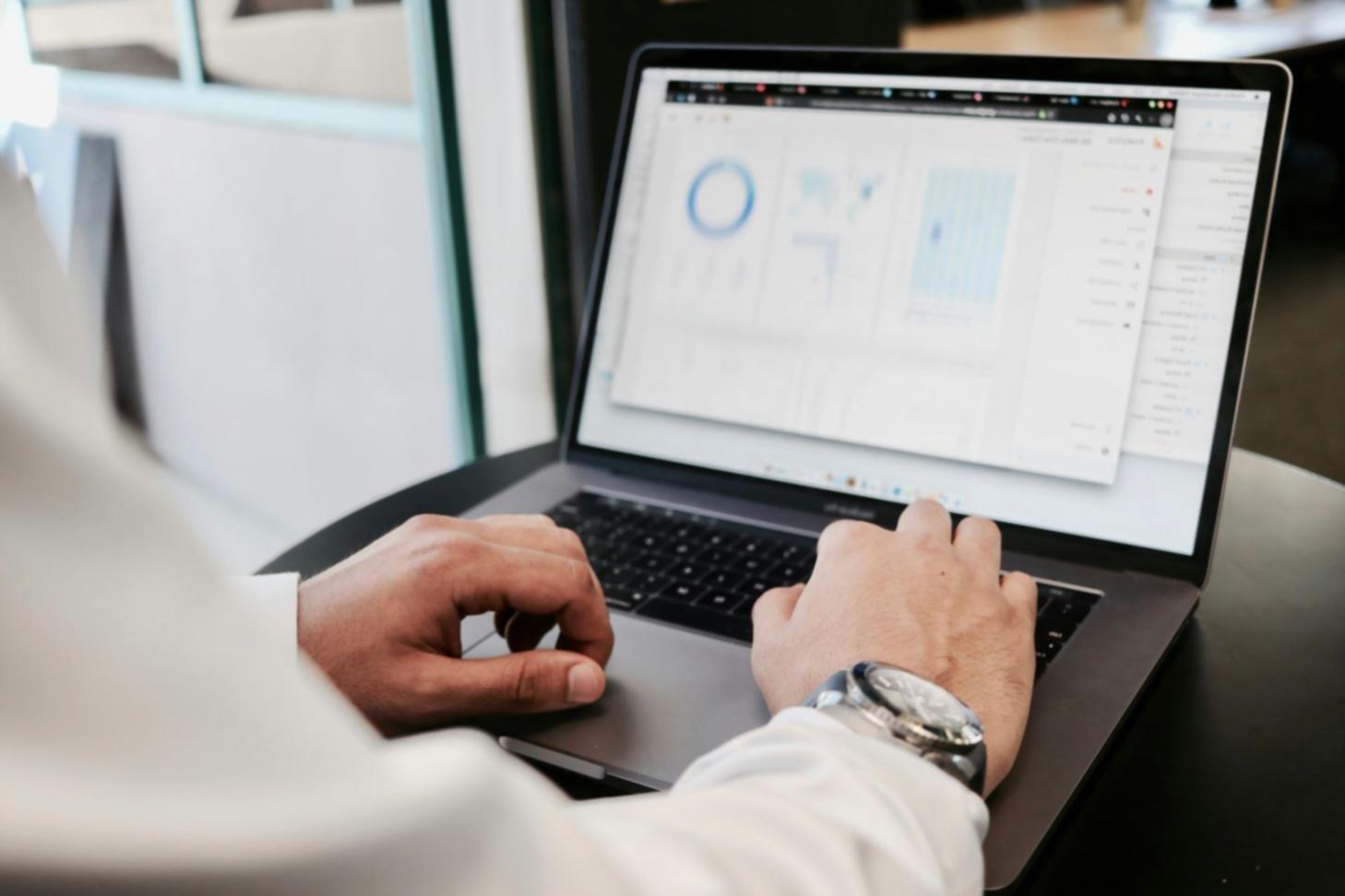 Tableau de bord financier montrant l'évolution positive d'un budget